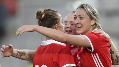 Елена Данилова (справа)